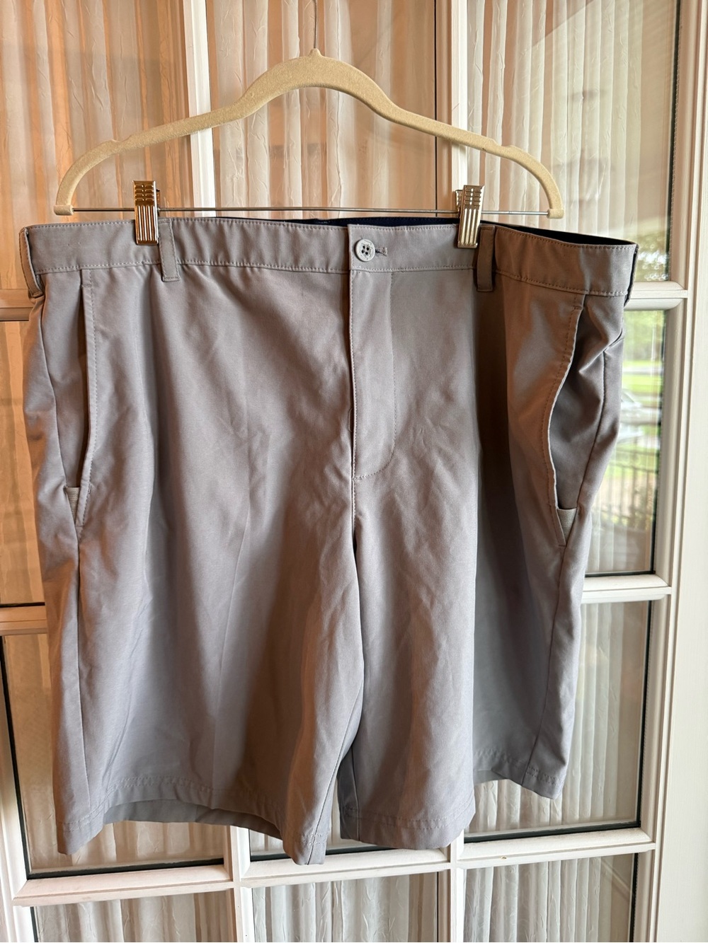 Izod Golf Men's Size 40 Light Gray Flat-Front Performance Golf Shorts